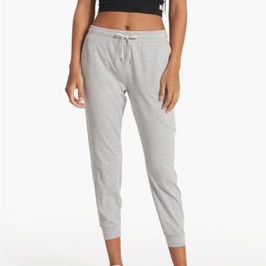 Vuori Women’s performance jogger size L in pale grey heather dreamknit fabric